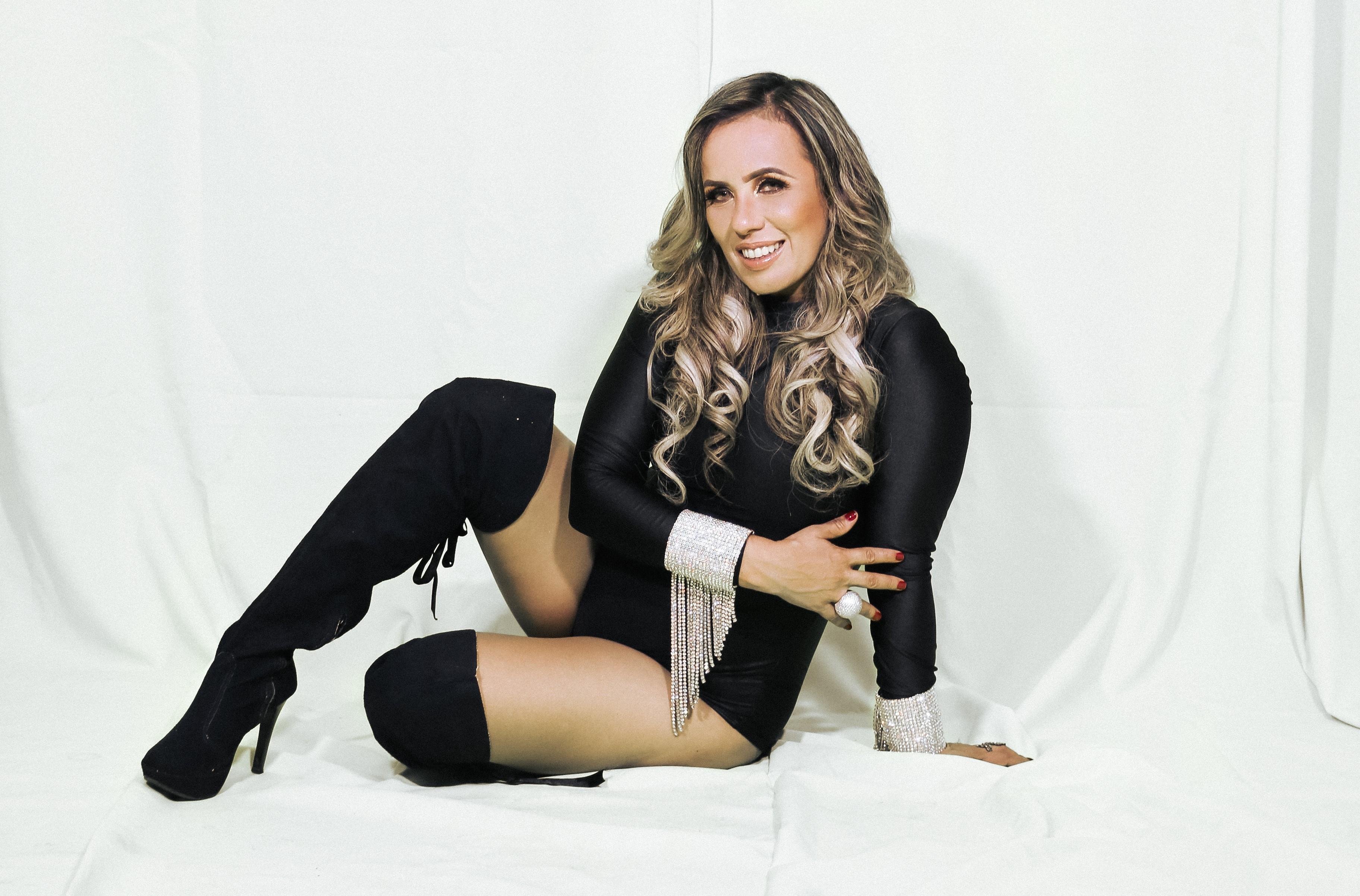 Valéria Paiva é vocalista e compositora dos grandes sucessos da banda